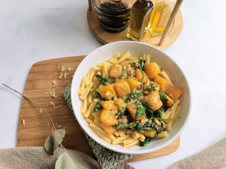 Pasta with butternut squash, spinach, walnuts and a cheesy sauce. 